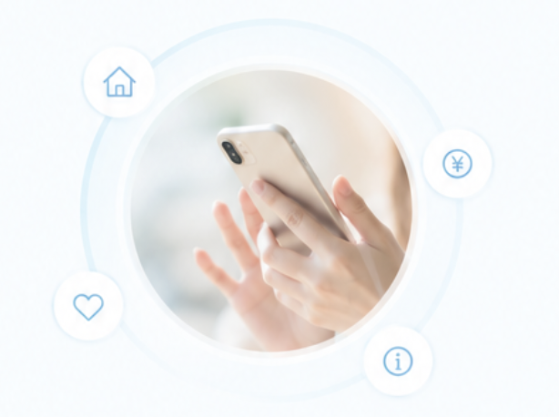 スマホで情報を確認する女性の手